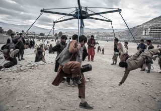 Kids is practicing Bozkeshi.